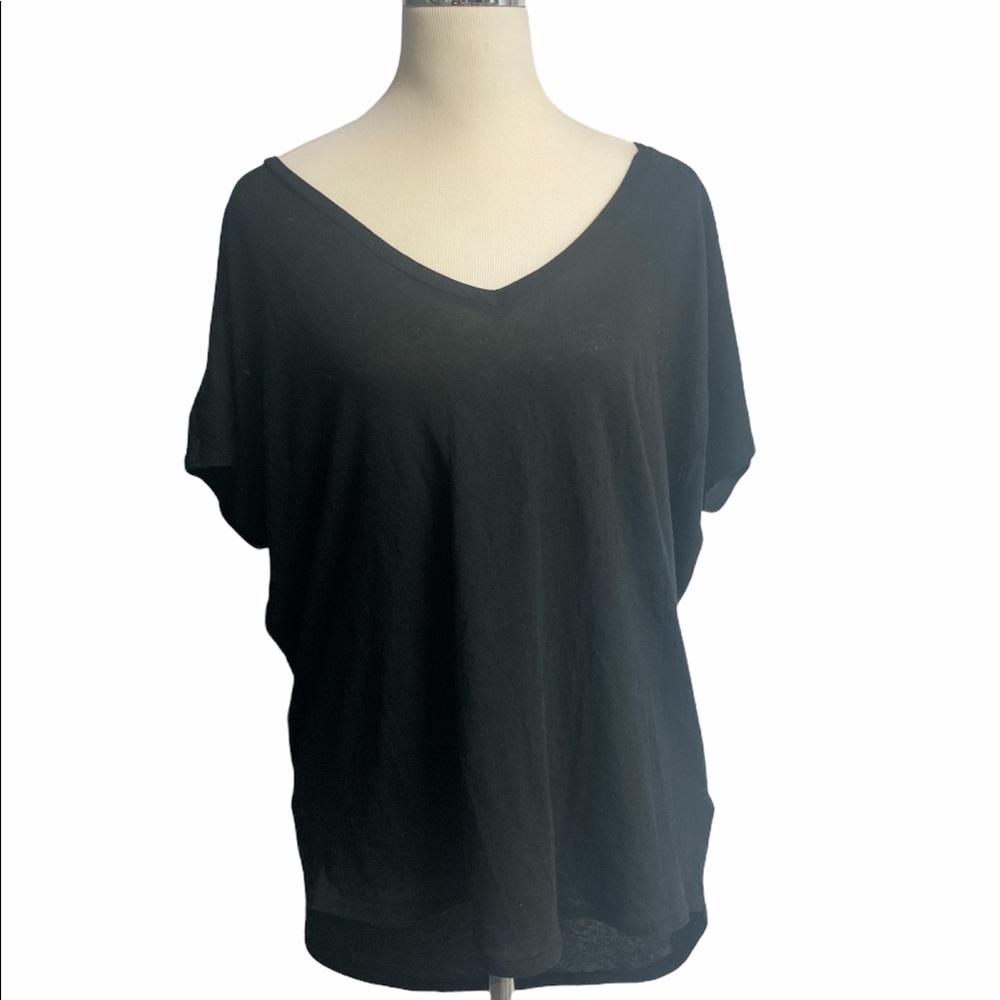 Express women Relaxed V-Neck  size M🧩